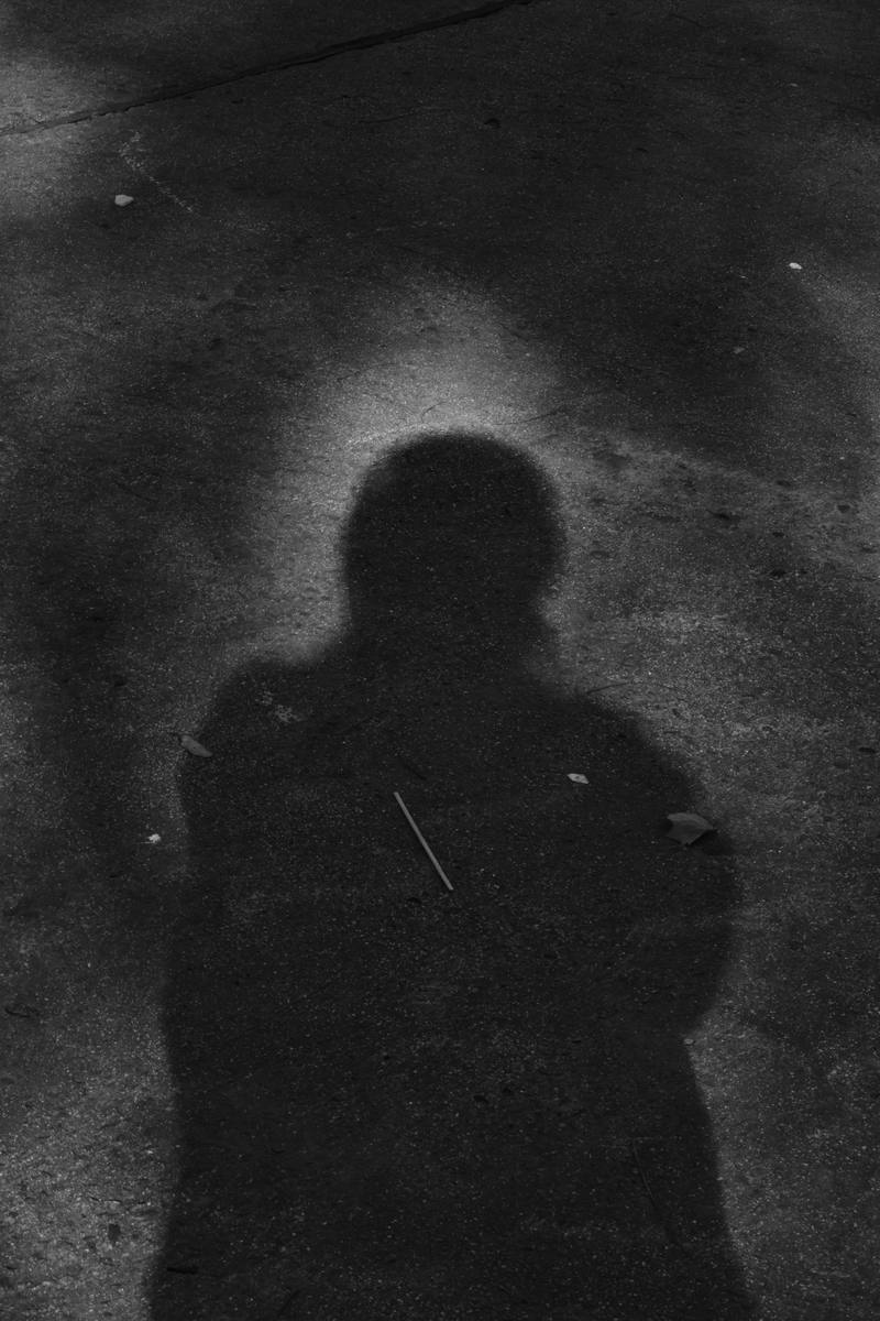 Sombra propia sobre el asfalto