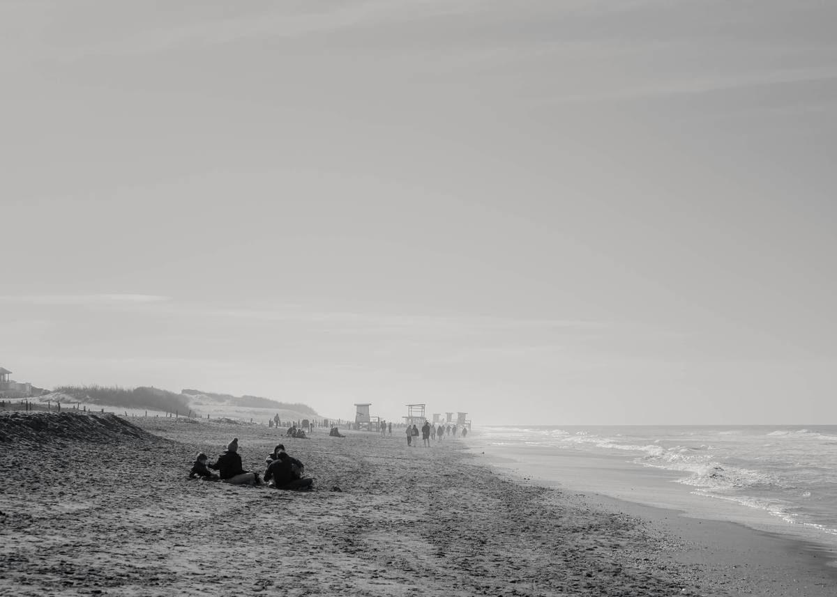 Playa de invierno en blanco y negro