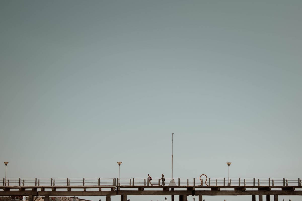 Muelle largo sobre el mar