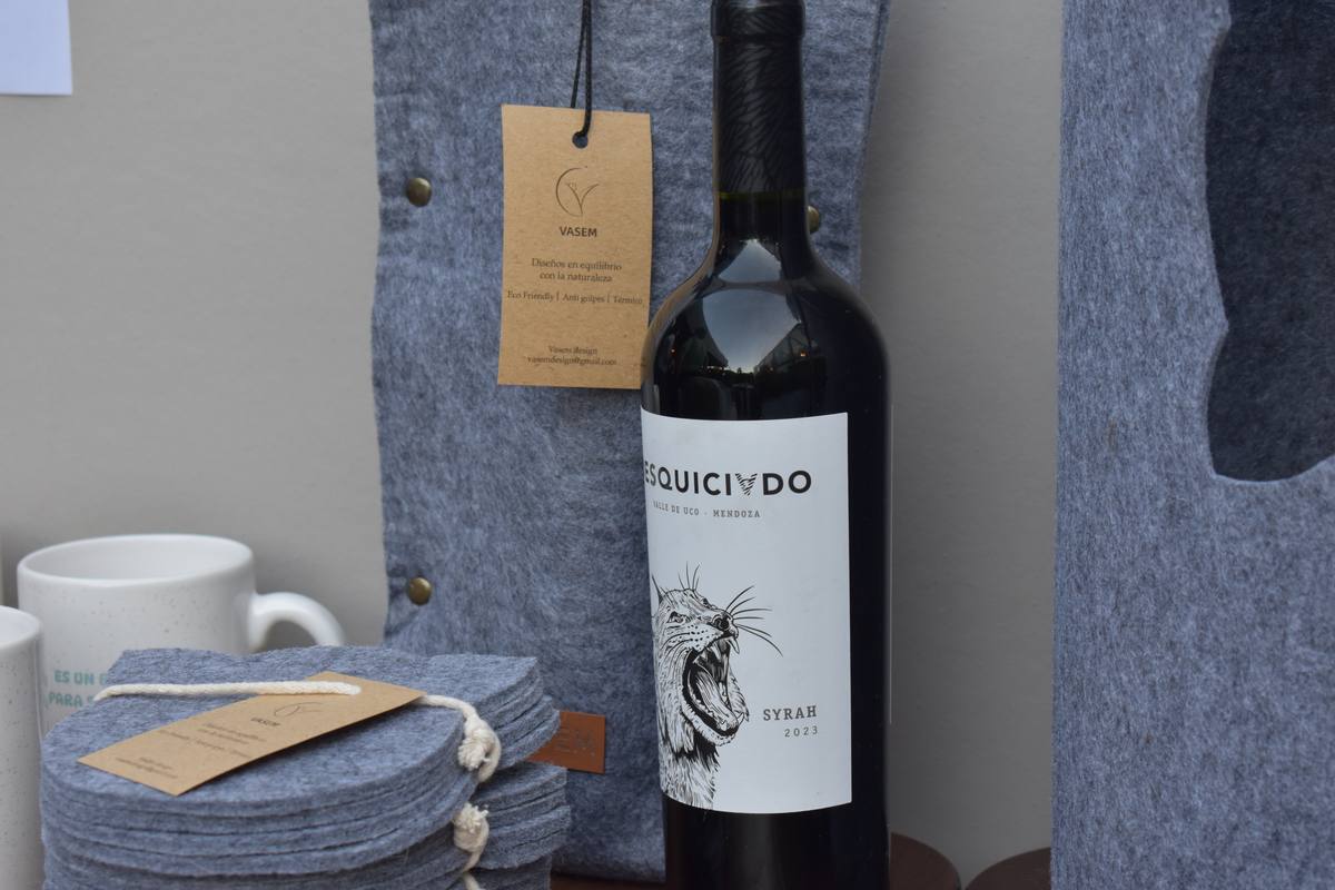 Botella de vino con posavasos de fieltro