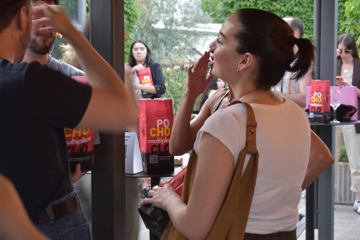 Gente en la barra durante el evento