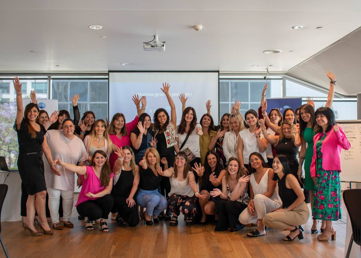 Foto grupal de las participantes de una jornada corporativa
