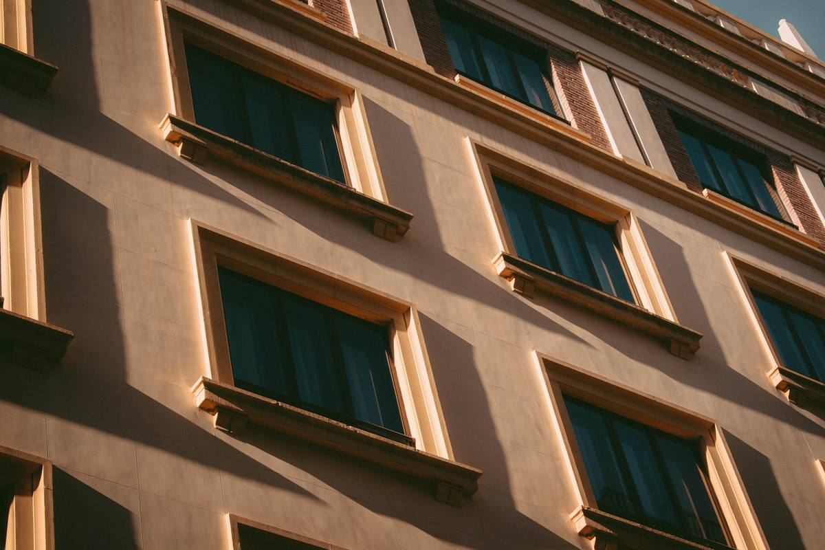 Fachada con ventanas en diagonal