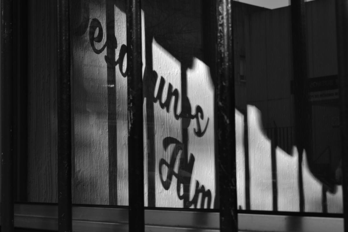 Sombras de letras sobre la vidriera de un local