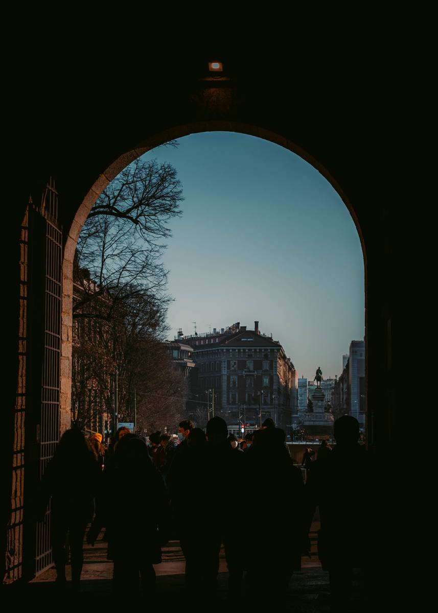 Arco de piedra con la ciudad al fondo