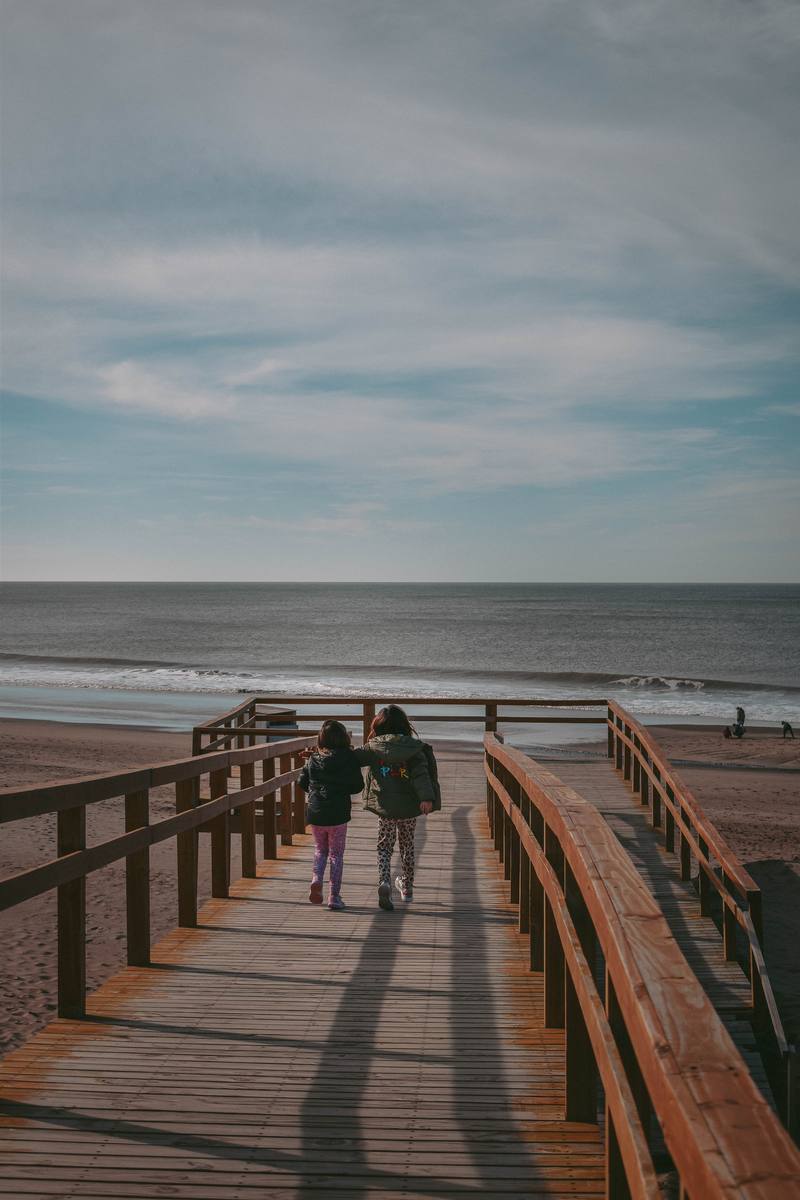 Pasarela de madera hacia el mar