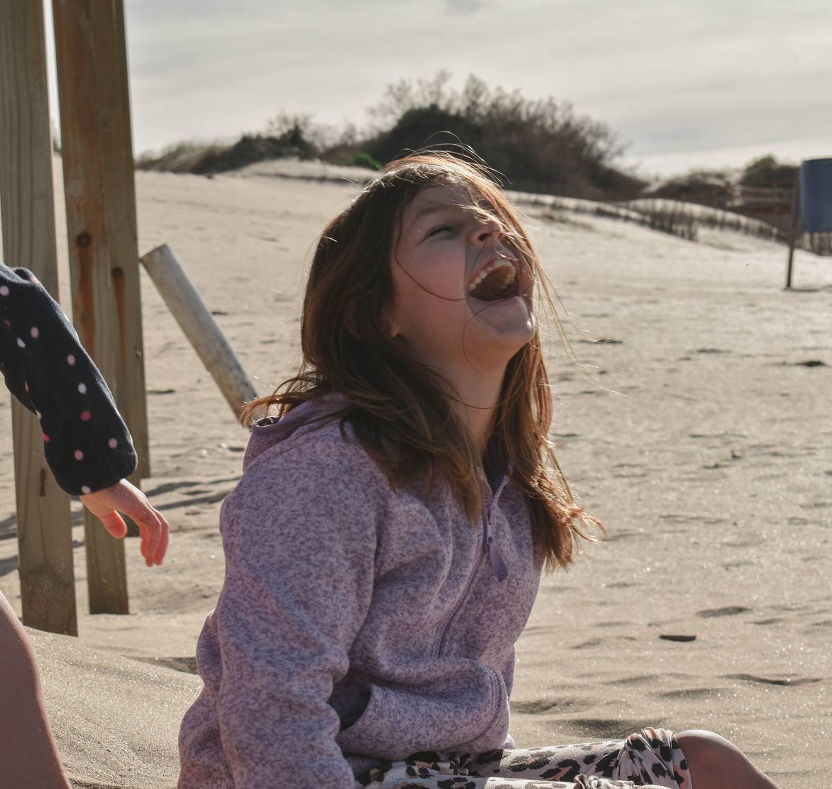 Retrato de una nena riéndose en la playa