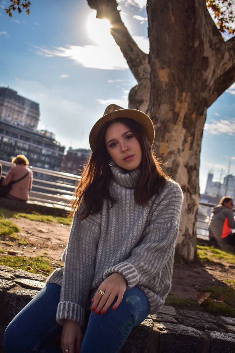 Retrato con sombrero bajo un árbol