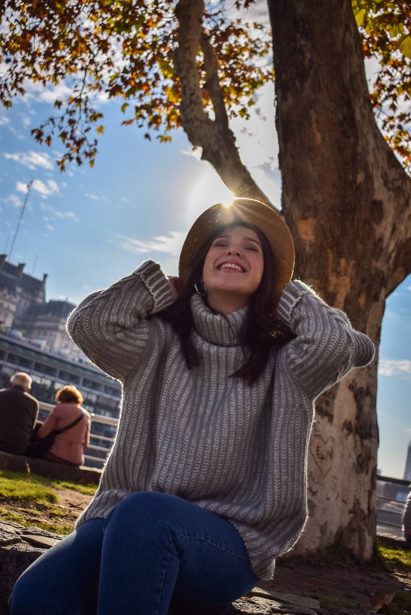 Retrato con vestido gris en una escalinata